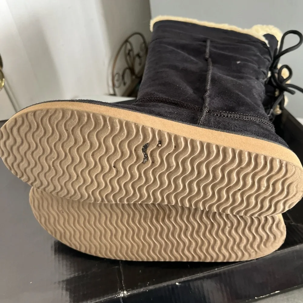 Elegant Black Winter Boots with Cream Lining
